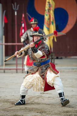 Suwon, Güney Kore - 23 Aralık 2016: Kore geleneksel Joseon Hanedanlığı sırasında gösteri sanatları Hwaseong haenggung kare, asker. 23 Aralık 2016 Suwon, Güney Kore'de çekilmiş fotoğrafı