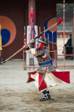 Suwon, Güney Kore - 23 Aralık 2016: Kore geleneksel Joseon Hanedanlığı sırasında gösteri sanatları Hwaseong haenggung kare, asker. 23 Aralık 2016 Suwon, Güney Kore'de çekilmiş fotoğrafı
