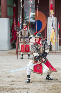 Suwon, Güney Kore - 23 Aralık 2016: Kore geleneksel Joseon Hanedanlığı sırasında gösteri sanatları Hwaseong haenggung kare, asker. 23 Aralık 2016 Suwon, Güney Kore'de çekilmiş fotoğrafı