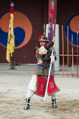 Suwon, Güney Kore - 23 Aralık 2016: Kore geleneksel Joseon Hanedanlığı sırasında gösteri sanatları Hwaseong haenggung kare, asker. 23 Aralık 2016 Suwon, Güney Kore'de çekilmiş fotoğrafı