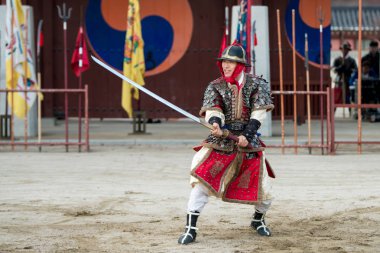 Suwon, Güney Kore - 23 Aralık 2016: Kore geleneksel Joseon Hanedanlığı sırasında gösteri sanatları Hwaseong haenggung kare, asker. 23 Aralık 2016 Suwon, Güney Kore'de çekilmiş fotoğrafı