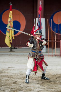 Suwon, Güney Kore - 23 Aralık 2016: Kore geleneksel Joseon Hanedanlığı sırasında gösteri sanatları Hwaseong haenggung kare, asker. 23 Aralık 2016 Suwon, Güney Kore'de çekilmiş fotoğrafı