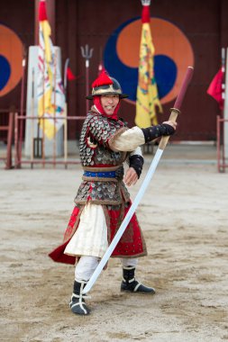Suwon, Güney Kore - 23 Aralık 2016: Kore geleneksel Joseon Hanedanlığı sırasında gösteri sanatları Hwaseong haenggung kare, asker. 23 Aralık 2016 Suwon, Güney Kore'de çekilmiş fotoğrafı