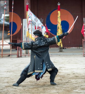 Suwon, Güney Kore - 23 Aralık 2016: Kore geleneksel Joseon Hanedanlığı sırasında gösteri sanatları Hwaseong haenggung kare, asker. 23 Aralık 2016 Suwon, Güney Kore'de çekilmiş fotoğrafı