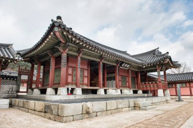 Suwon, Güney Kore - 23 Aralık 2016: Hwaseong Haenggung Palace - güzel geleneksel mimari. 23 Aralık 2016 Suwon, Güney Kore'de çekilmiş fotoğrafı