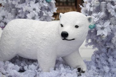 Noel dekorasyon kutup ayısı, ahşap masa üzerinde Noel hediyeleri.