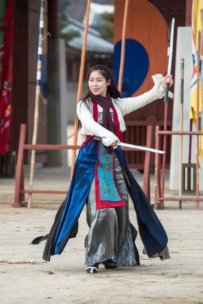 Suwon, Coreia do Sul - 23 de dezembro de 2016: Soldado coreano com a dinastia Joseon tradicional durante as artes marciais na Praça Hwaseong haenggung. Foto tirada em 23 de dezembro de 2016 em Suwon, Coreia do Sul — Fotografia de Stock