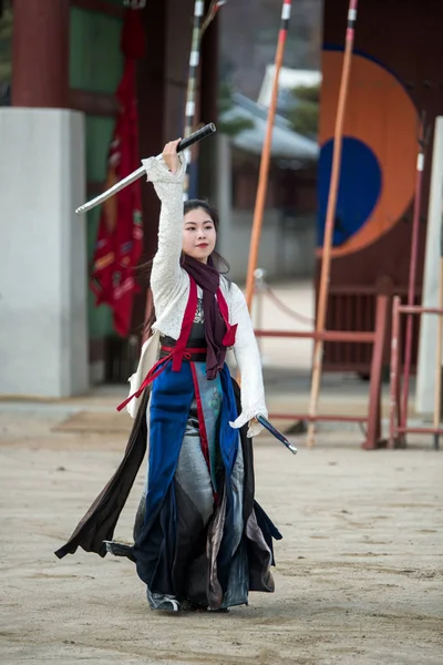 Suwon, Coreia do Sul - 23 de dezembro de 2016: Soldado coreano com a dinastia Joseon tradicional durante as artes marciais na Praça Hwaseong haenggung. Foto tirada em 23 de dezembro de 2016 em Suwon, Coreia do Sul — Fotografia de Stock