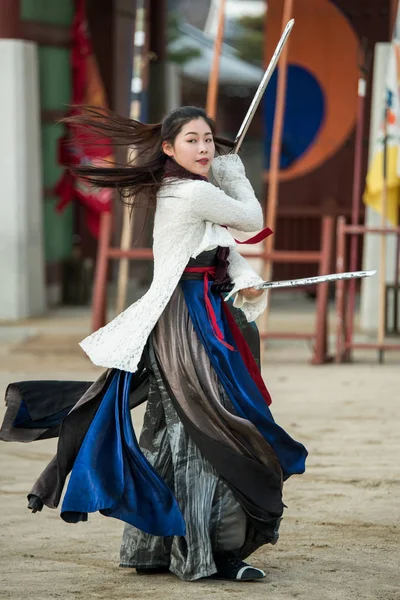 Suwon, Coreia do Sul - 23 de dezembro de 2016: Soldado coreano com a dinastia Joseon tradicional durante as artes marciais na Praça Hwaseong haenggung. Foto tirada em 23 de dezembro de 2016 em Suwon, Coreia do Sul — Fotografia de Stock