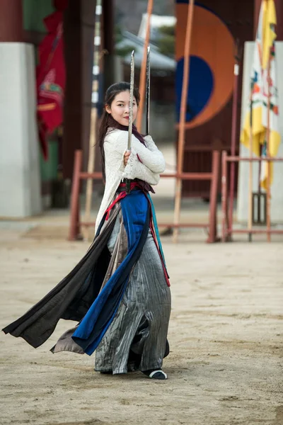 Suwon, Coreia do Sul - 23 de dezembro de 2016: Soldado coreano com a dinastia Joseon tradicional durante as artes marciais na Praça Hwaseong haenggung. Foto tirada em 23 de dezembro de 2016 em Suwon, Coreia do Sul — Fotografia de Stock