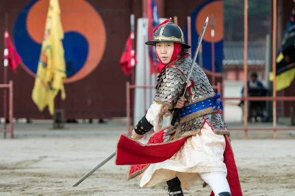 Suwon, Corea del Sud - 23 dicembre 2016: soldato coreano con la tradizionale dinastia Joseon durante lo spettacolo di arti marziali in piazza Hwaseong haenggung. Foto scattata il 23 dicembre 2016 a Suwon, Corea del Sud — Foto Stock