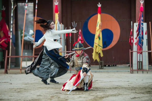 Suwon, Corea del Sud - 23 dicembre 2016: soldato coreano con la tradizionale dinastia Joseon durante lo spettacolo di arti marziali in piazza Hwaseong haenggung. Foto scattata il 23 dicembre 2016 a Suwon, Corea del Sud — Foto Stock