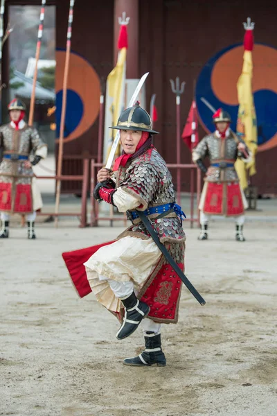 Suwon, Güney Kore - 23 Aralık 2016: Kore geleneksel Joseon Hanedanlığı sırasında gösteri sanatları Hwaseong haenggung kare, asker. 23 Aralık 2016 Suwon, Güney Kore'de çekilmiş fotoğrafı