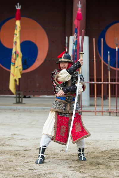 Сувон, Южная Корея - 23 декабря 2016 года: Корейский солдат с традиционной династией Чосон во время демонстрации боевых искусств на площади Хвасон Хаэнгун. Фотография сделана 23 декабря 2016 года в Сувоне, Южная Корея — стоковое фото