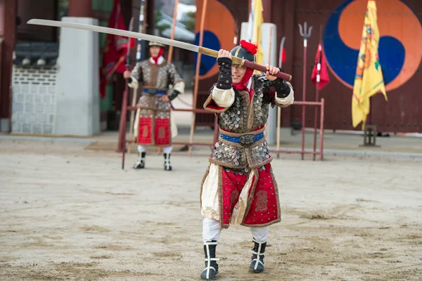 Suwon, Güney Kore - 23 Aralık 2016: Kore geleneksel Joseon Hanedanlığı sırasında gösteri sanatları Hwaseong haenggung kare, asker. 23 Aralık 2016 Suwon, Güney Kore'de çekilmiş fotoğrafı — Stok fotoğraf