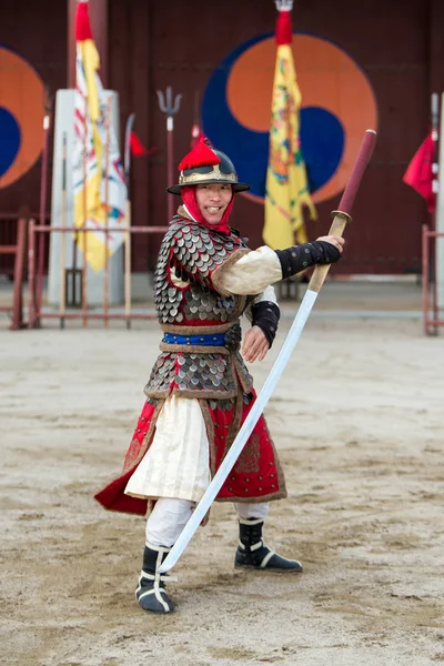 Suwon, Corea del Sud - 23 dicembre 2016: soldato coreano con la tradizionale dinastia Joseon durante lo spettacolo di arti marziali in piazza Hwaseong haenggung. Foto scattata il 23 dicembre 2016 a Suwon, Corea del Sud — Foto Stock