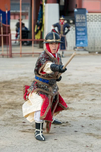 Suwon, Güney Kore - 23 Aralık 2016: Kore geleneksel Joseon Hanedanlığı sırasında gösteri sanatları Hwaseong haenggung kare, asker. 23 Aralık 2016 Suwon, Güney Kore'de çekilmiş fotoğrafı