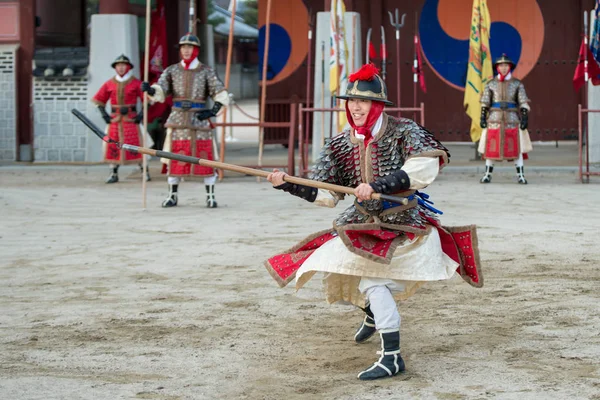 Suwon, Güney Kore - 23 Aralık 2016: Kore geleneksel Joseon Hanedanlığı sırasında gösteri sanatları Hwaseong haenggung kare, asker. 23 Aralık 2016 Suwon, Güney Kore'de çekilmiş fotoğrafı