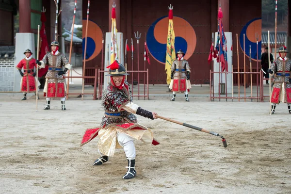 Suwon, Corea del Sud - 23 dicembre 2016: soldato coreano con la tradizionale dinastia Joseon durante lo spettacolo di arti marziali in piazza Hwaseong haenggung. Foto scattata il 23 dicembre 2016 a Suwon, Corea del Sud — Foto Stock