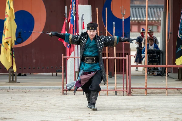 Suwon, Jižní Korea - 23. prosince 2016: korejského vojáka s tradiční Joseon dynastie během show bojových umění v Hwaseong haenggung náměstí. Fotografie pořízené v 23 prosinci 2016 v Suwon, Jižní Korea — Stock fotografie