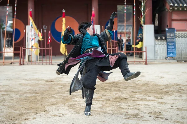 Suwon, Güney Kore - 23 Aralık 2016: Kore geleneksel Joseon Hanedanlığı sırasında gösteri sanatları Hwaseong haenggung kare, asker. 23 Aralık 2016 Suwon, Güney Kore'de çekilmiş fotoğrafı