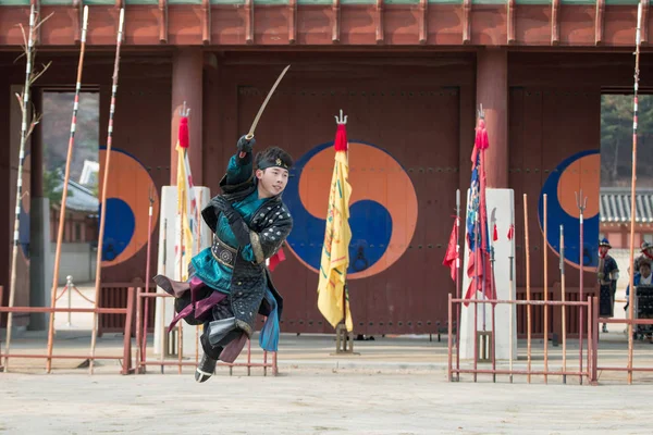 Suwon, Güney Kore - 23 Aralık 2016: Kore geleneksel Joseon Hanedanlığı sırasında gösteri sanatları Hwaseong haenggung kare, asker. 23 Aralık 2016 Suwon, Güney Kore'de çekilmiş fotoğrafı