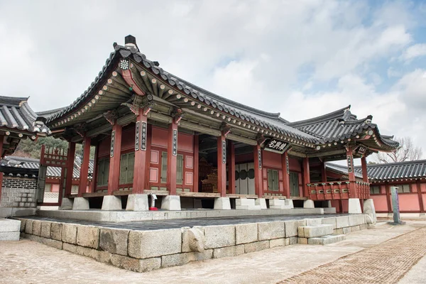 Suwon, Sydkorea - 23 December 2016: Hwaseong Haenggung Palace - vacker traditionell arkitektur. Fotot taget den 23 December 2016 i Suwon, Sydkorea — Stockfoto
