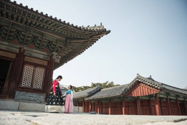 Hanbok Gyeongbokgung, geleneksel Kore elbise, güzel Koreli kız