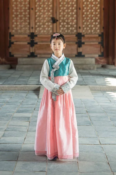 Menina coreana bonita em Hanbok em Gyeongbokgung, o vestido coreano tradicional — Fotografia de Stock