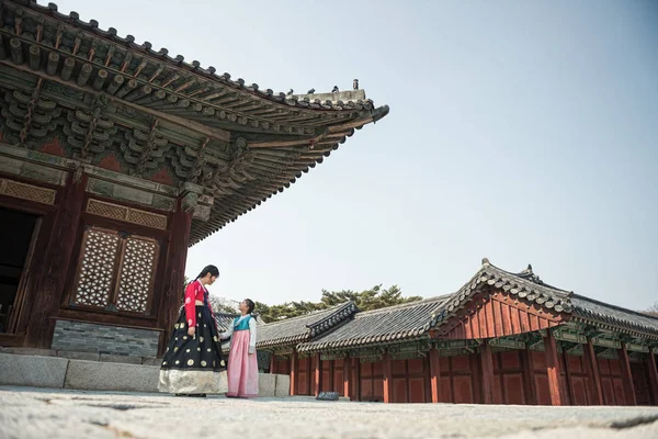 경복궁, 전통적인 한국 드레스에서 복에 아름 다운 한국 여자 — 스톡 사진