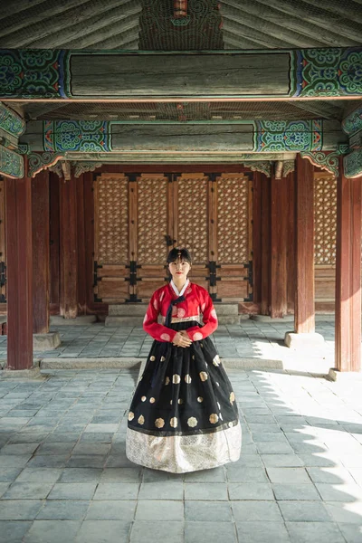 경복궁, 전통적인 한국 드레스에서 복에 아름 다운 한국 여자 — 스톡 사진