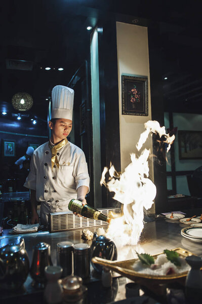 Asian chef doing Chinese cooking — Stock Photo, Image