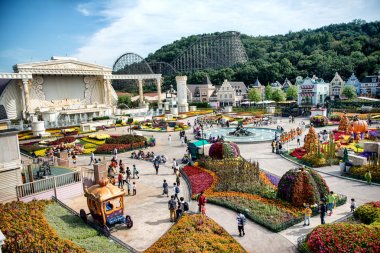 Mimari ve tanımlanamayan turistler Everland beldesinde, Yongin City, Güney Kore, 26 Eylül 2013 vardır