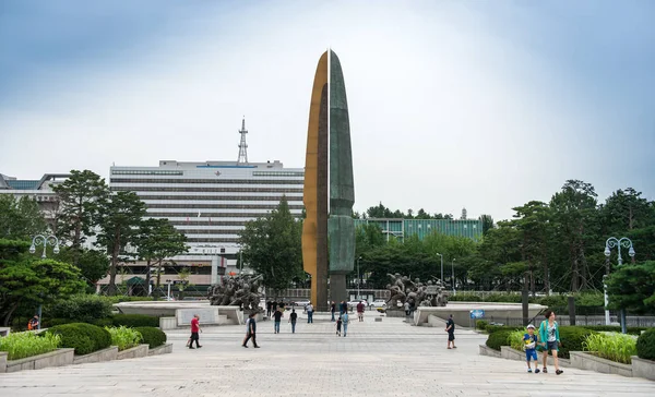 Az építészet és azonosítatlan turisták is Korea a War Memorial — Stock Fotó