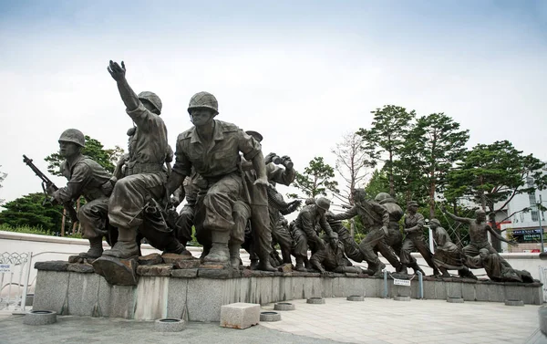 Az építészet és azonosítatlan turisták is Korea a War Memorial — Stock Fotó