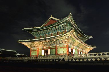Seoul, Güney Kore - 29 Eylül 2016: Gyeongbokgung Sarayı gece, Güney Kore Seul'Gyeonghoeru.