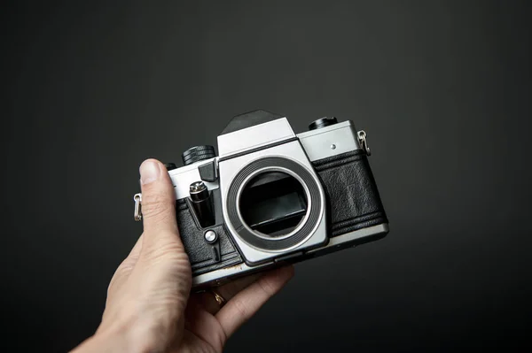 Mão Homem Segurando Uma Câmera Velha Fundo Preto — Fotografia de Stock