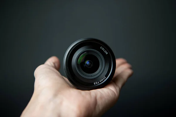 Mão Homem Segurando Uma Lente Câmera Fundo Preto — Fotografia de Stock