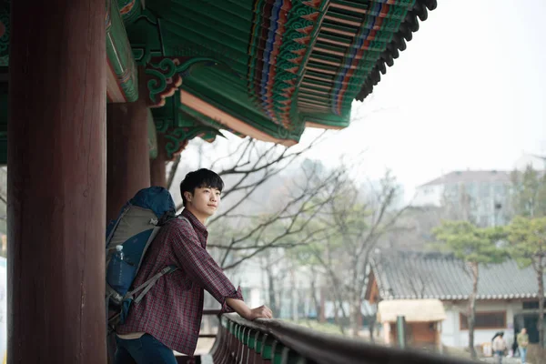 Joven Haciendo Viaje Mochilero Una Casa Tradicional Coreana — Foto de Stock