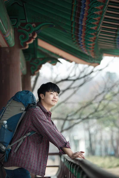 韓国の伝統的な家でのバックパッカー旅行をしている若い男 — ストック写真