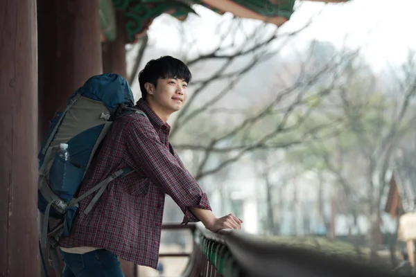 Młody Człowiek Robi Backpacking Podróży Koreański Tradycyjny Dom — Zdjęcie stockowe