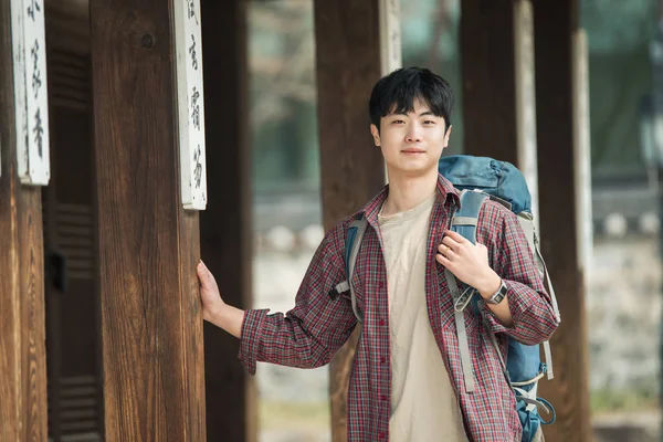 Ένας Νεαρός Άνδρας Που Κάνει Ένα Backpacking Ταξίδι Μια Κορεατική — Φωτογραφία Αρχείου