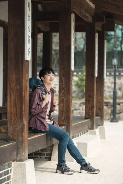 Egy Fiatal Ember Csinál Egy Koreai Hagyományos Házban Hátizsákkal — Stock Fotó