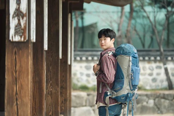 Молода Людина Робить Backpacking Поїздку Корейської Традиційний Будинок — стокове фото