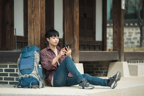 Jovem Fazer Mochilas Coreia Sentado Uma Casa Tradicional Coreana Usando — Fotografia de Stock