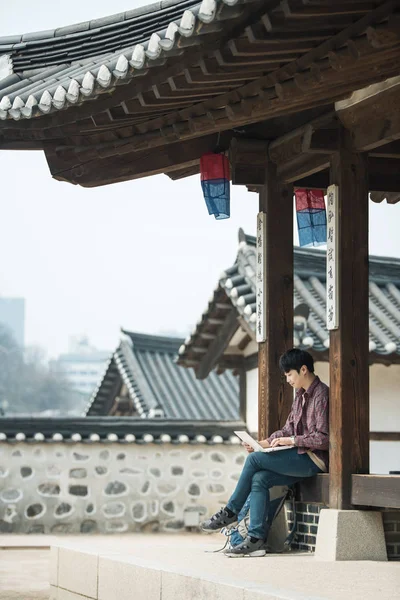Jovem Fazer Mochilas Coreia Usando Laptop Sentado Uma Casa Tradicional — Fotografia de Stock