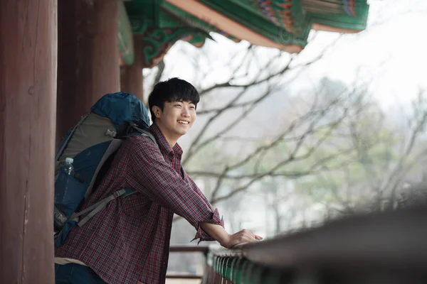 Ένας Νεαρός Άνδρας Που Κάνει Ένα Backpacking Ταξίδι Μια Κορεατική Royalty Free Εικόνες Αρχείου