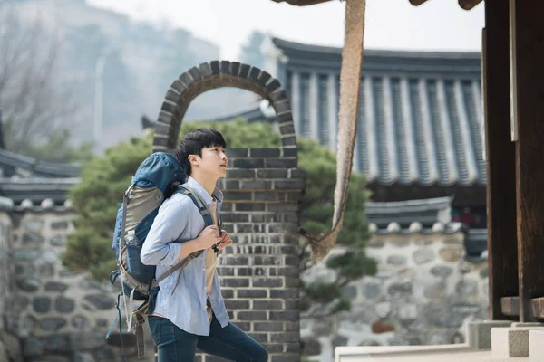 Kore Geleneksel Evde Bir Sırt Çantasıyla Yolculuk Yapan Bir Genç — Stok fotoğraf
