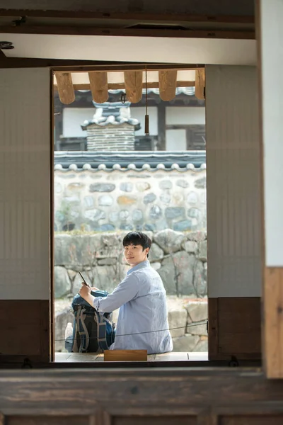 Jovem Fazendo Uma Viagem Mochila Uma Casa Tradicional Coreana — Fotografia de Stock