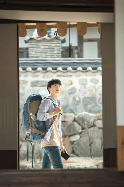 Joven Haciendo Viaje Mochilero Una Casa Tradicional Coreana — Foto de Stock